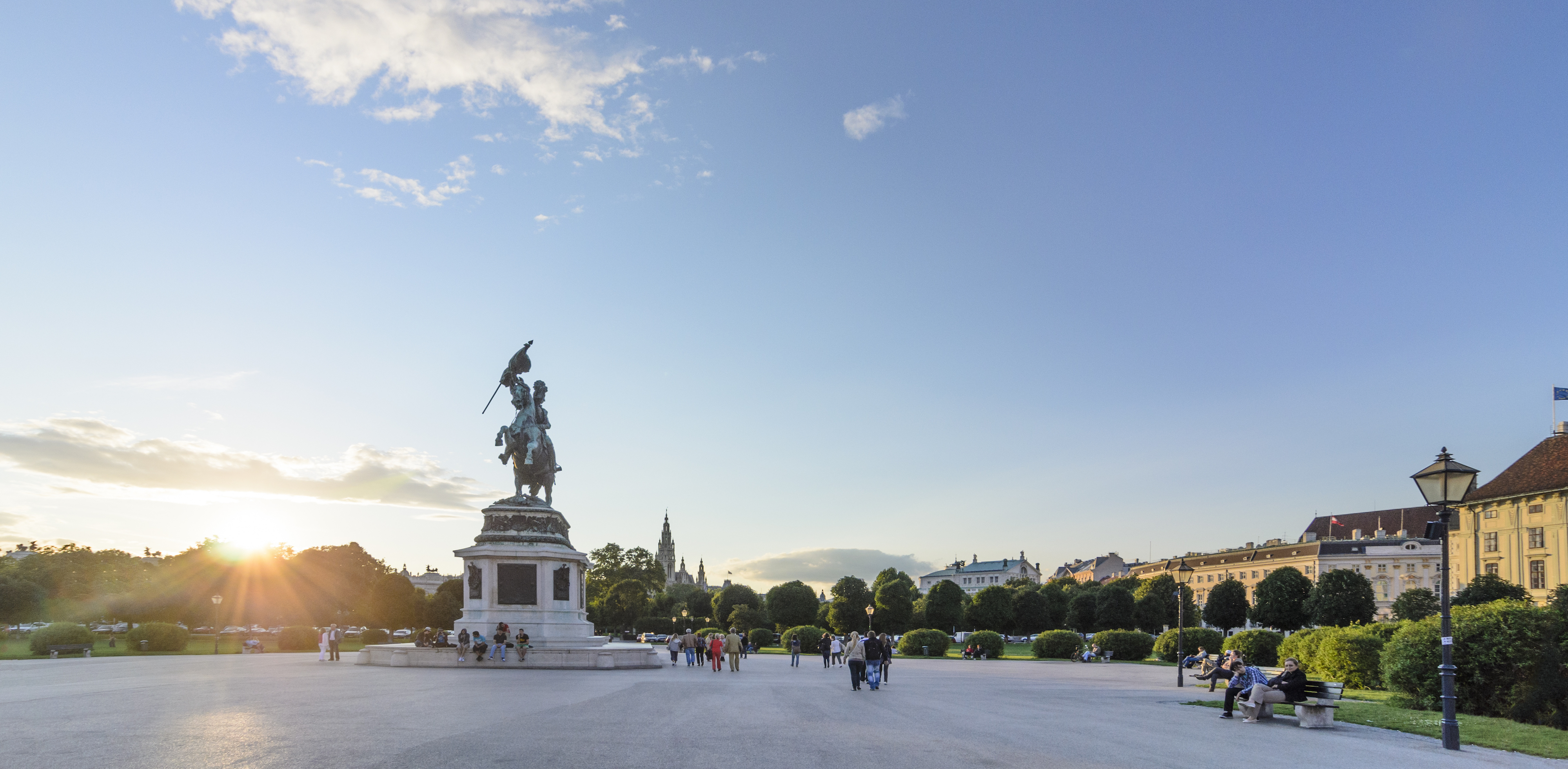Reiterstandbild Erzherzog Karls auf dem Heldenplatz bei Sonnenuntergang, im Hintergrund das Rathaus, das Burgtheater und das Bundeskanzleramt